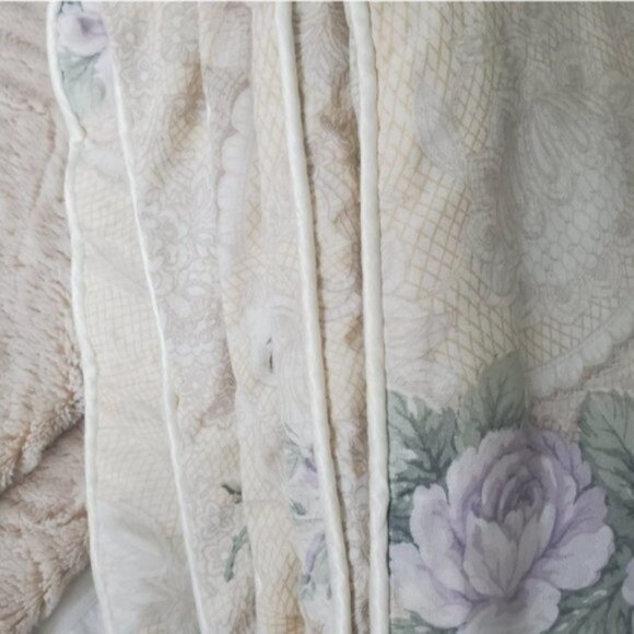 REVERSIBLE BEDDING TWIN- Floral and Cream W large pillow case​ - Picture 6 of 12